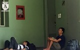 [ẢNH] Người nhà bệnh nhân vạ vật tìm cách tránh nắng nóng kinh người